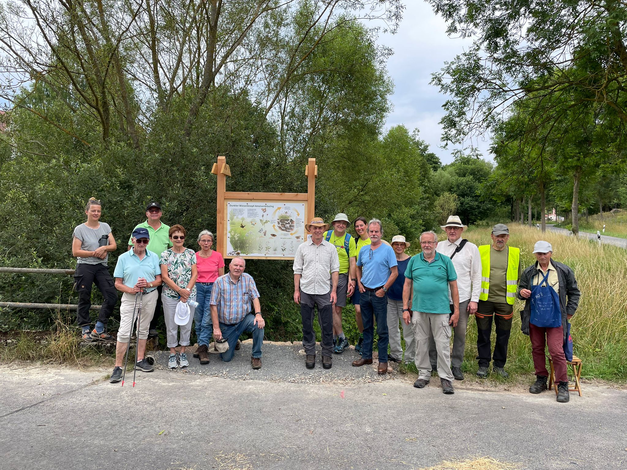 Wandergruppe vor neuer Bildtafel