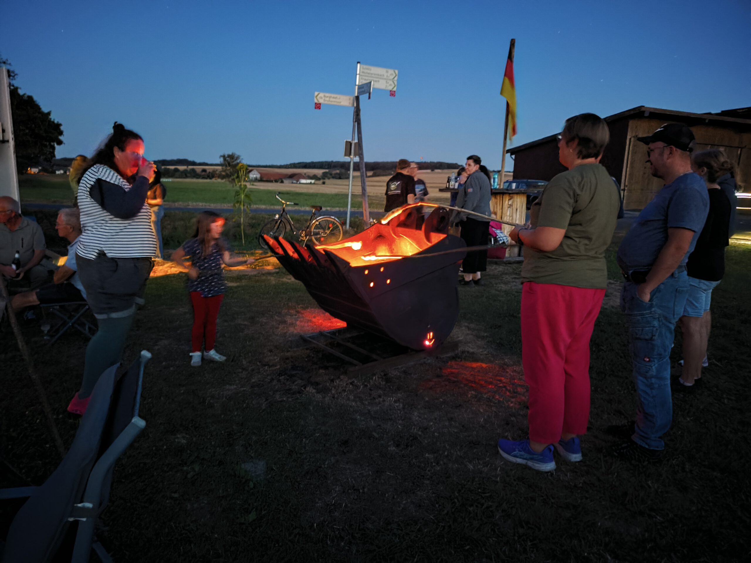 Stockbrot an der Baggerschaufel